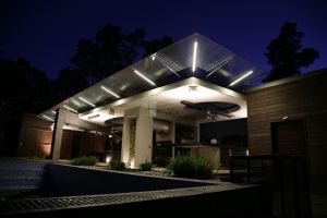 Stikla konstrukcijas jumts ar integrētu apgaismojumu