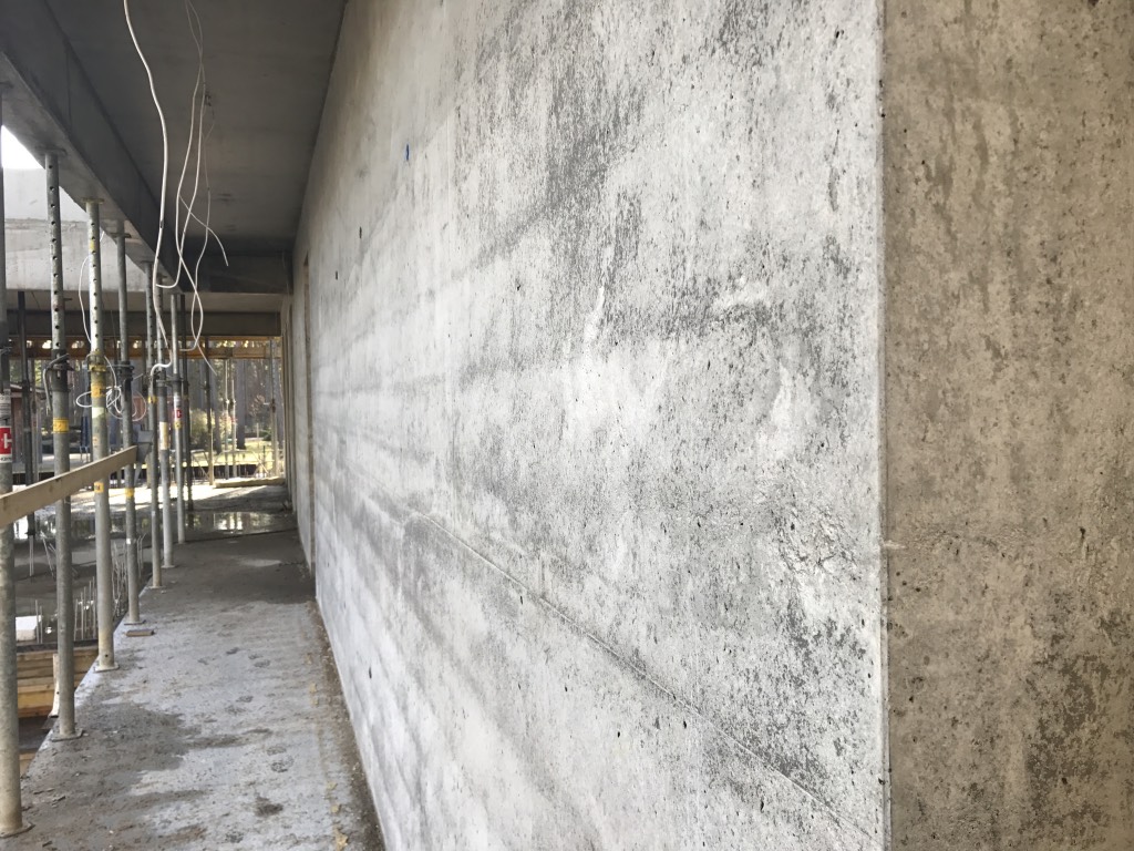eksponēta betona siena